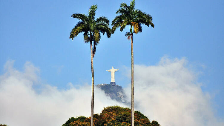 Cristo Redentor entre duas palmeiras