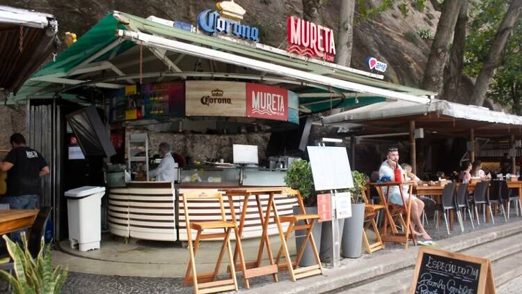 Beber drinques com a bela vista da Mureta do Leme