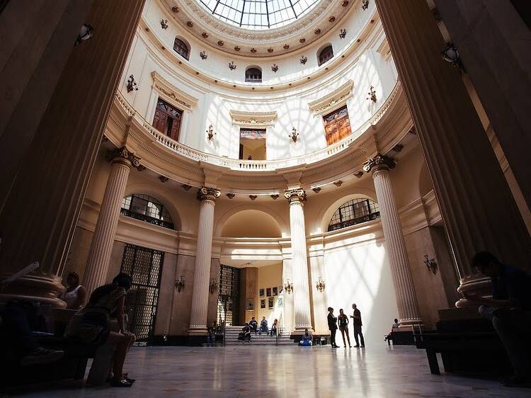 A imponente rotunda do CCBB iluminada por raios de sol