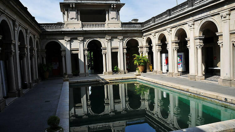 Pular na piscina do Parque Lage durante uma festa