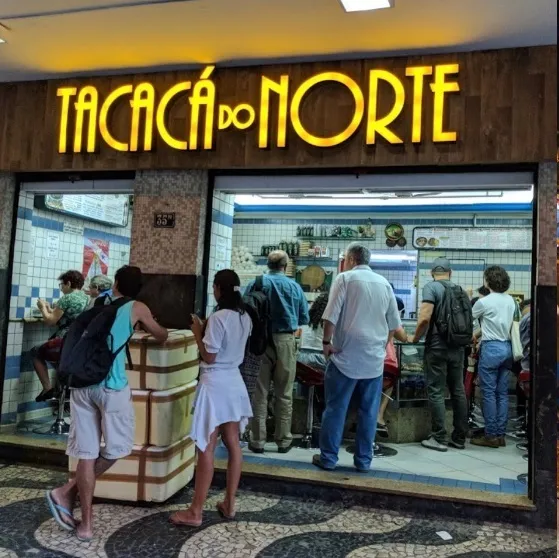 Fachada do restaurante com letreiro em neon dizendo Tacacá do Norte