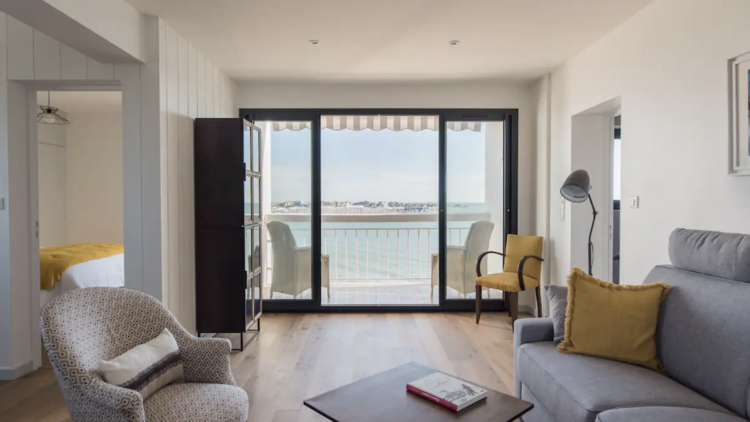 A well-equipped apartment with two ocean-view bedrooms