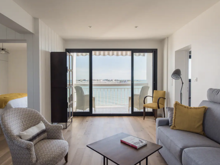 A well-equipped apartment with two ocean-view bedrooms