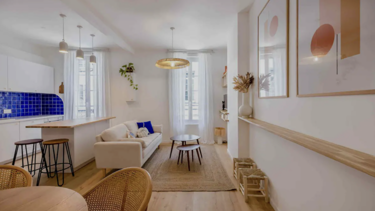 A tastefully decorated apartment located in the heart of St-Nicolas