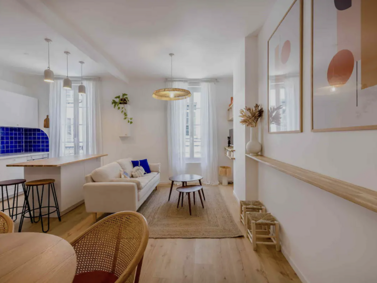 A tastefully decorated apartment located in the heart of St-Nicolas