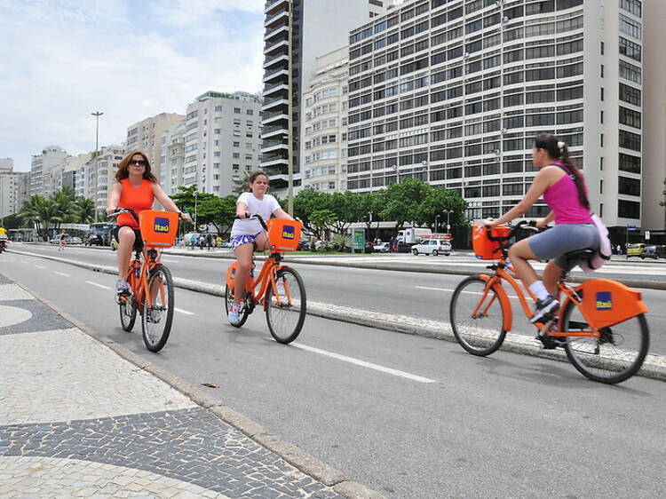 Alugar uma bicicleta e pedalar pela cidade