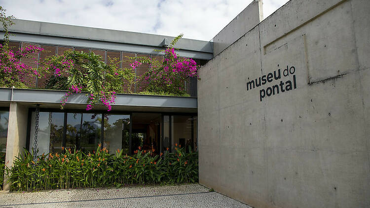 Entrada do Museu do Pontal com várias flores