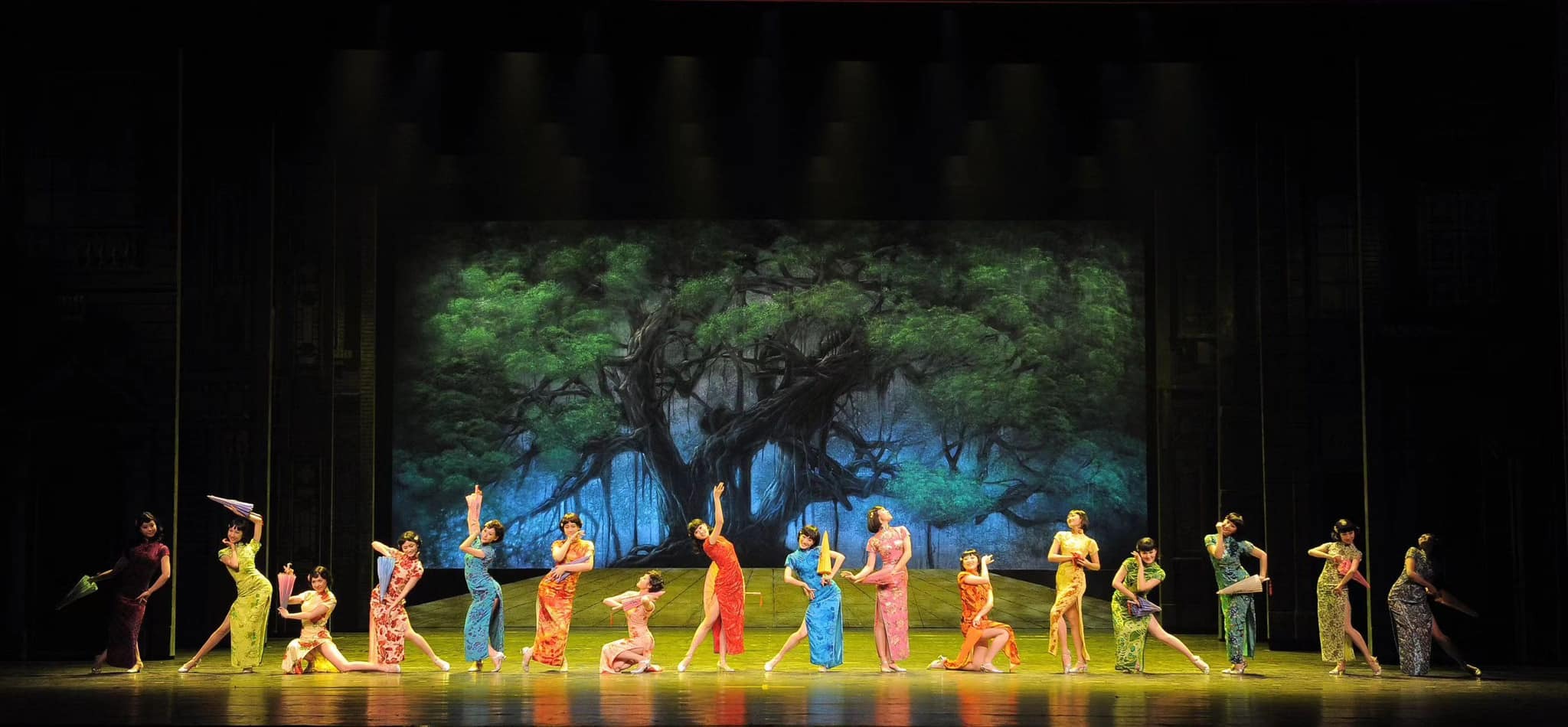 Danza grupal 'La belleza de Xiguan', bailarinas del Teatro de Canto y Danza de Guangzhou