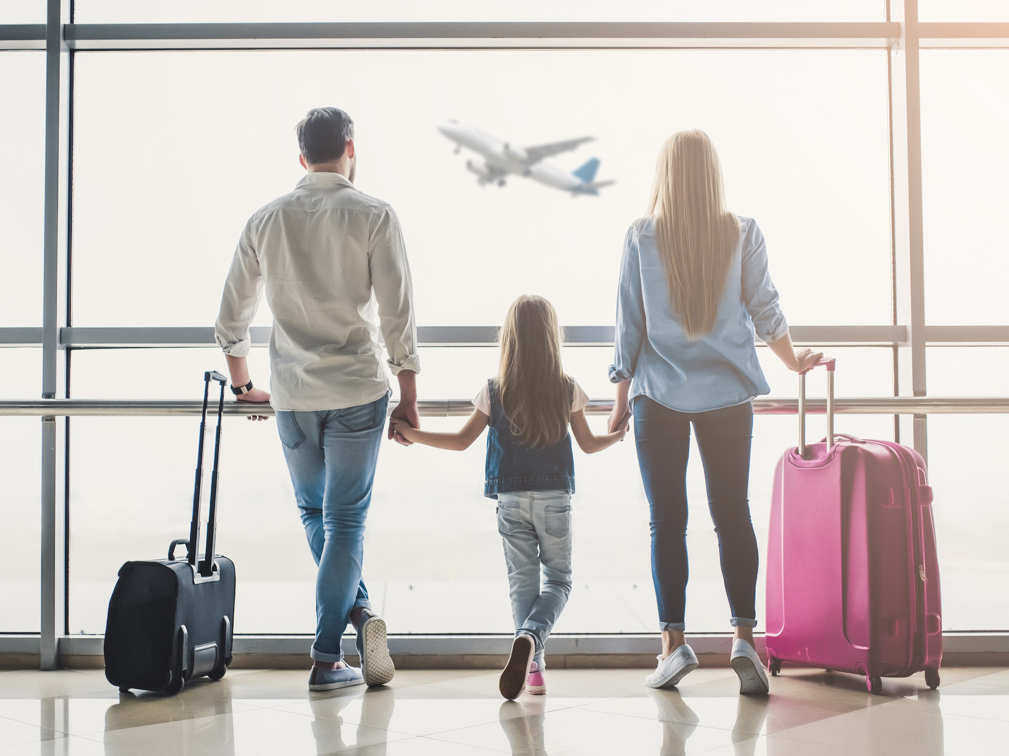 Счастливая командировка. Семья в аэропорту. Семья с чемоданами. Семья с чемоданами в аэропорту. Человек с чемоданом и ребенок.
