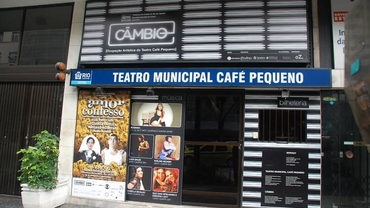 Fachada do Café Pequeno, com banners das peças em cartaz
