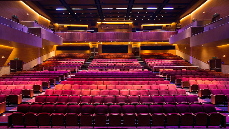 A plateia do Teatro Multiplan com muitas cadeiras vermelhas de veludo