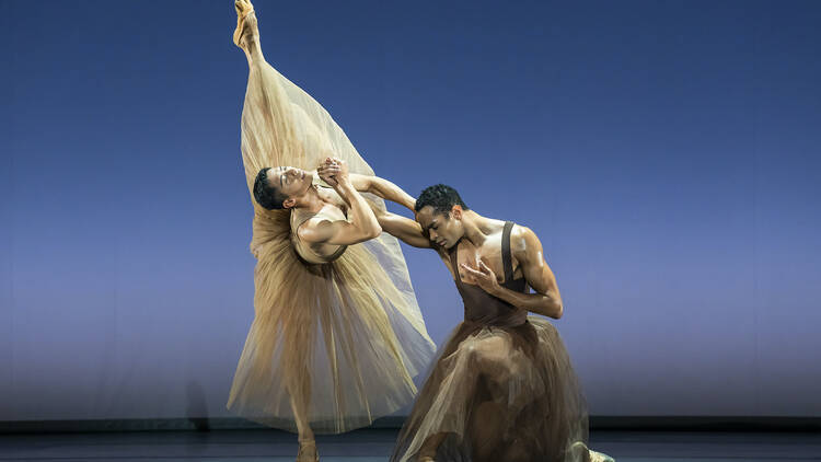 Birmingham Royal Ballet couple in a scene from Interlinked by Juliano Nunes 