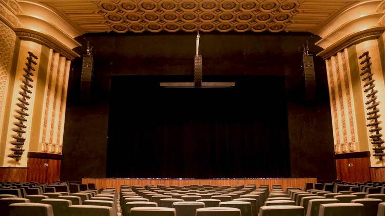 Plateia do Teatro Riachuelo com o palco escuro ao fundo