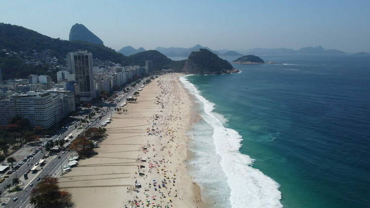 Uma foto de cima da Praia de Copacabana
