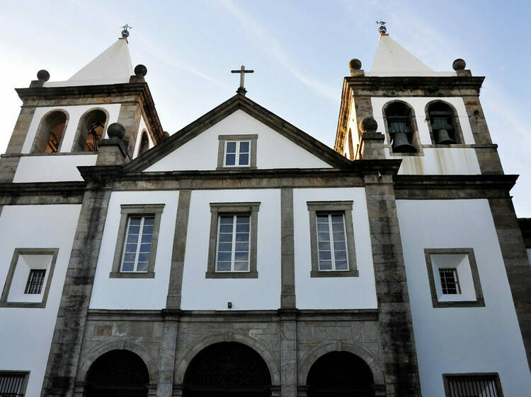 Acenda uma vela na Igreja Nossa Senhora de Montserrat