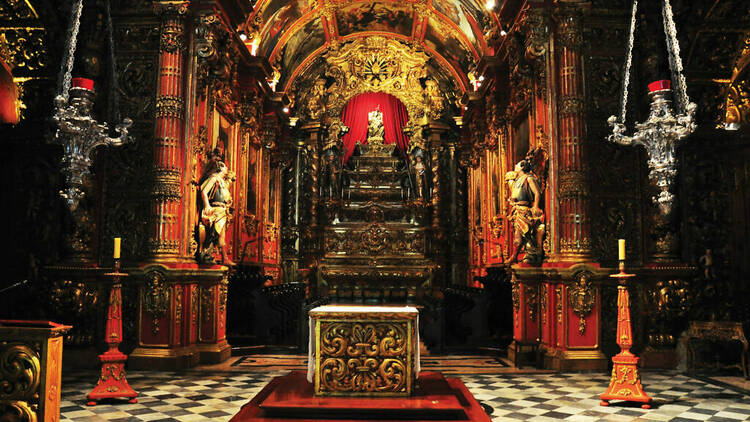 Interior todo adornado da Igreja Nossa Senhora de Montserrat
