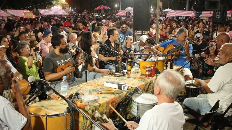 Roda de samba se apresenta com público em volta