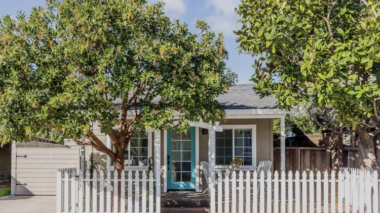 A beach bungalow in the heart of Santa Cruz