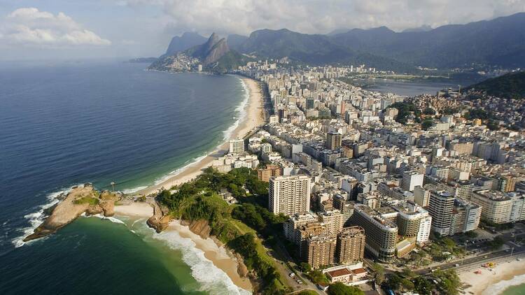 Muitos prédios contornam as duas praias, separadas por uma formação rochosa