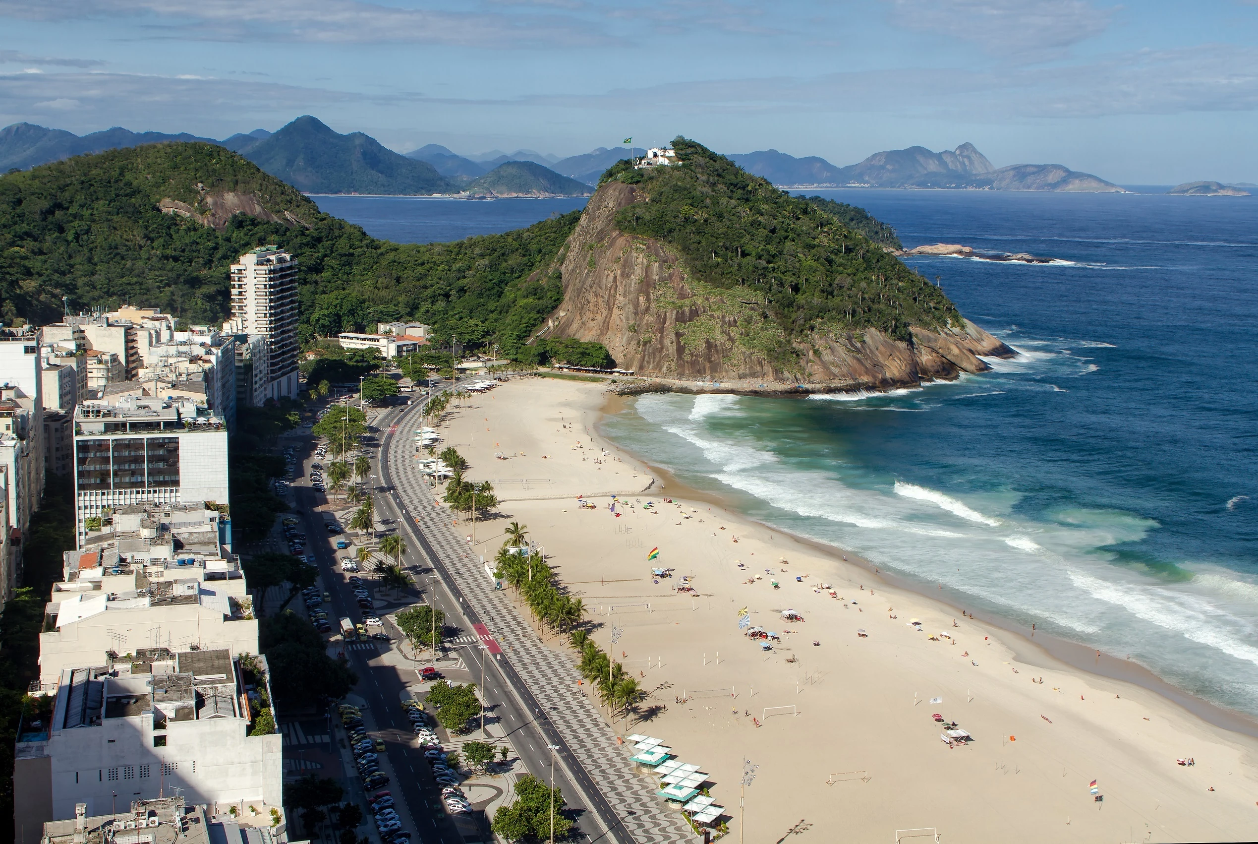 Vista de cima da Praia do Leme, com a Pedra do Leme ao fundo