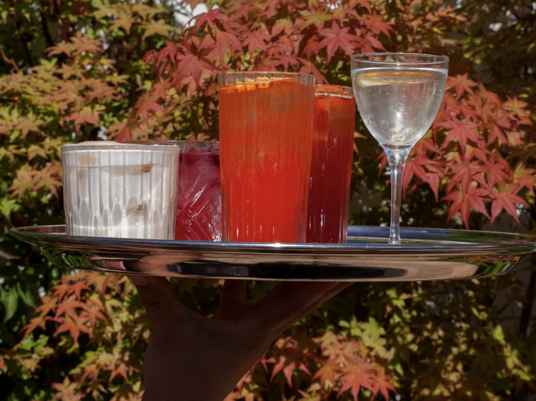 Le vert est dans le verre : à Paris, ces bars à cocktails ont le goût du bon produit