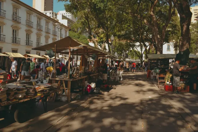 Barraquinhas em uma feira de rua