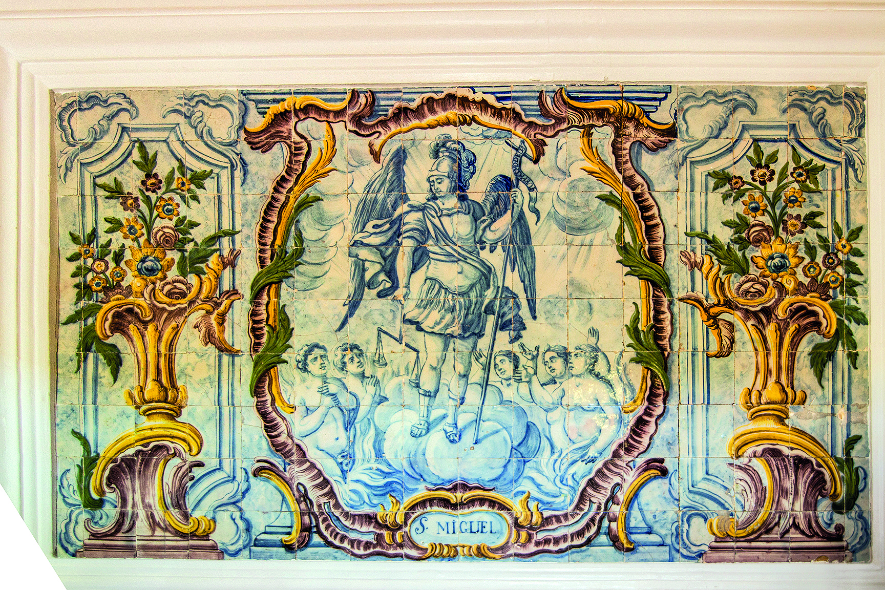 São Miguel segurando a balança para pesar as alminhas do Purgatório e decidir o seu destino: Céu ou Inferno, painel do século XVIII — Hospital de Santa Marta