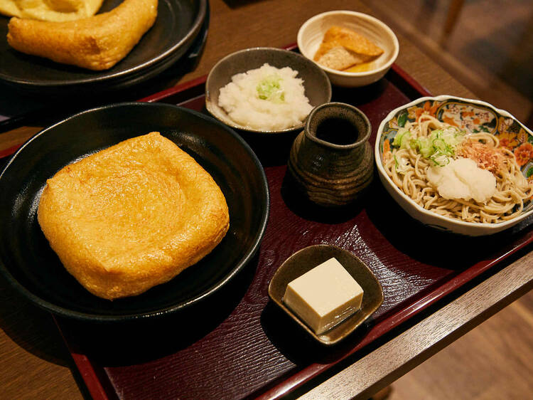 大きな「あげ」を頬張る。