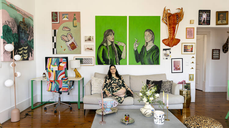 A coleccionadora de arte Sofia Tillo, na sala de casa
