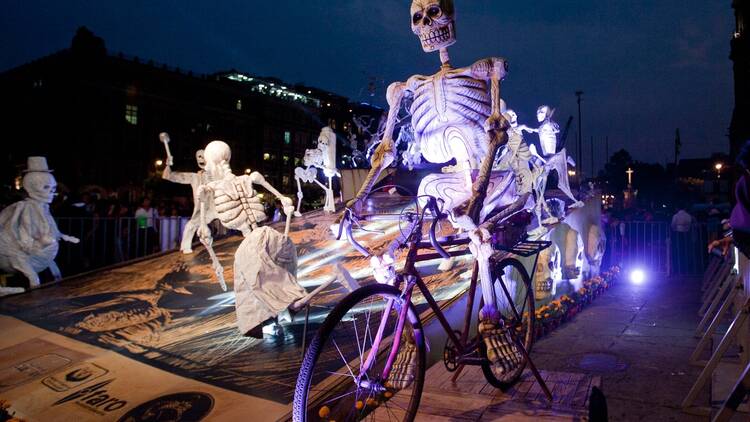 Paseo nocturno en bicicleta Día de Muertos 2024 en Paseo de la Reforma