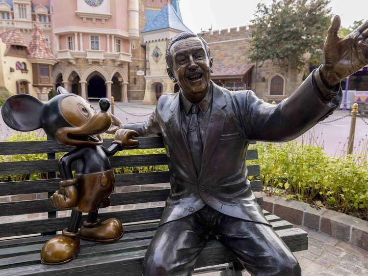 香港迪士尼打卡位：華特迪士尼與米奇老鼠銅像「創夢家」