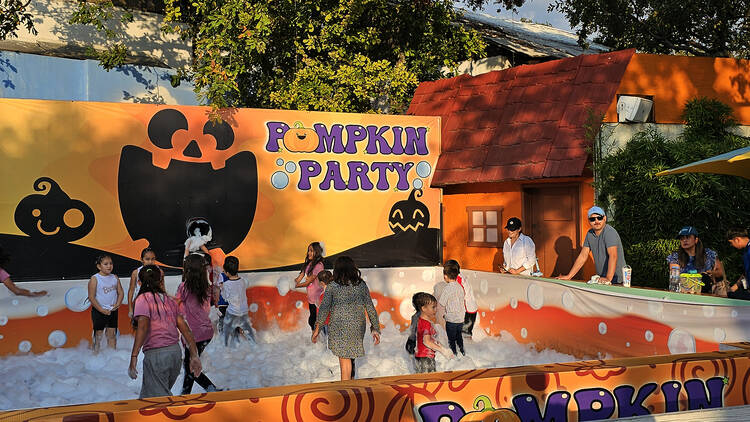 Fiesta de espuma en Kids Boo Fest en Six Flags
