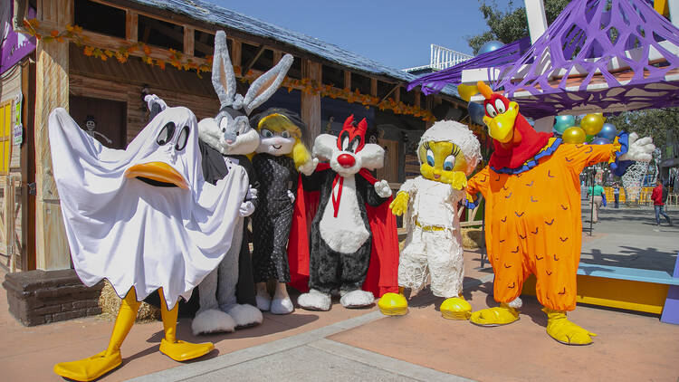 Looney Tunes disfrazados en Kids Boo Fest en Six Flags 
