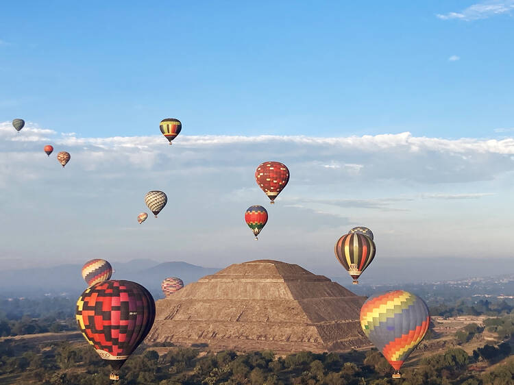 Globos aerostáticos con pirámide de fondo