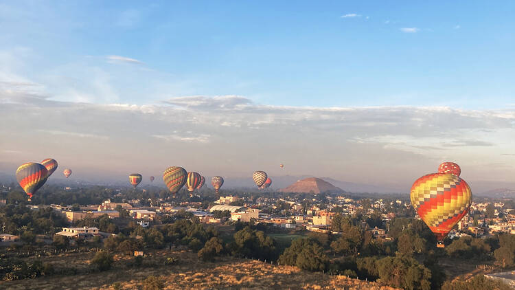 Vista panorámica de vuelo en globo en Teotihuacán