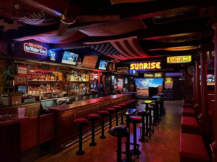 Un bar à thème country western vient enfin d'ouvrir ses portes !