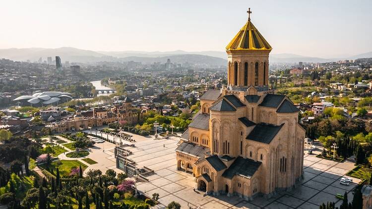 Look around the Holy Trinity Cathedral of Tbilisi