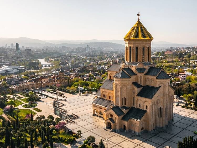 Look around the Holy Trinity Cathedral of Tbilisi