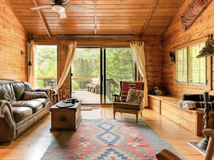 A cabin with wood-fired hot tub in Big Indian