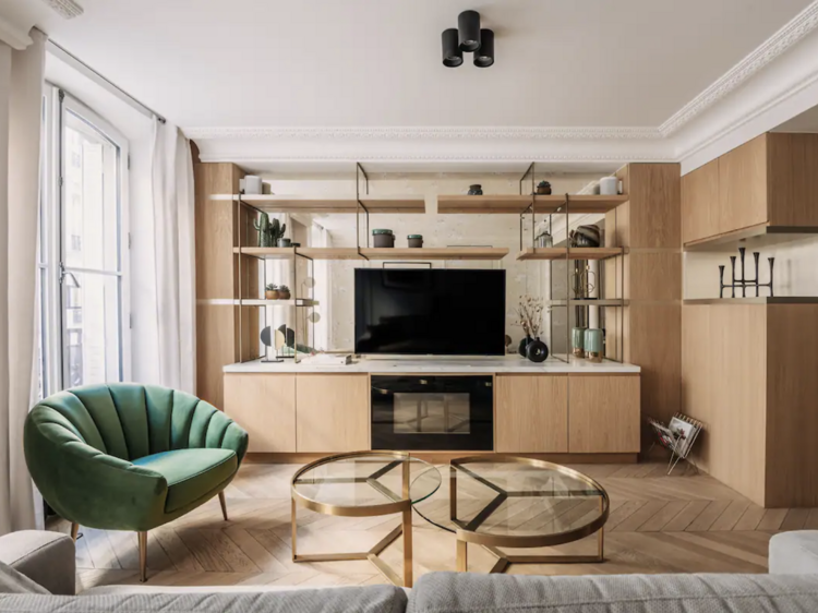 A chic apartment located right across the Seine riverbanks