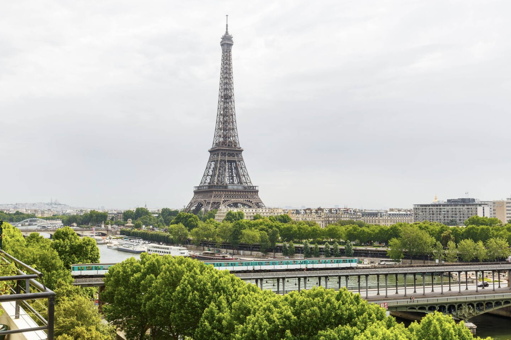Apartment Eiffel Tower romantic view, Paris, France 