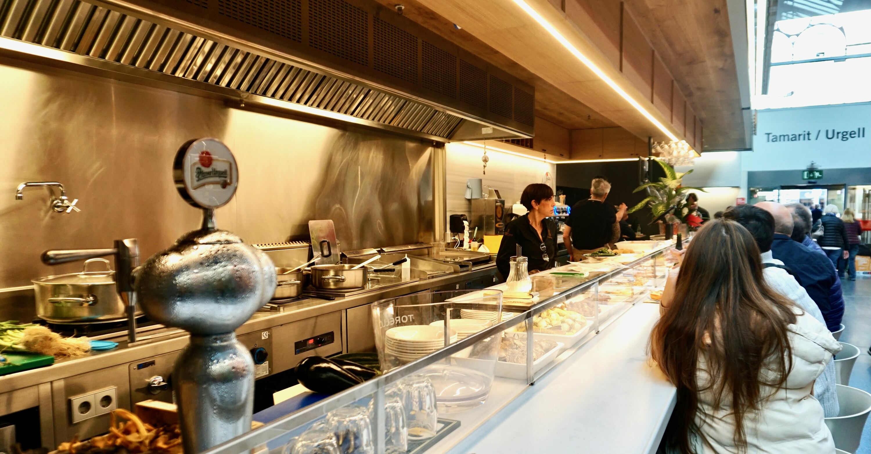 Vuelve el cliente local al Bar Pinotxo