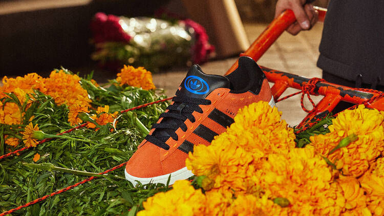 Modelo Campus color naranja de la colección Día de Muertos 2023 de Adidas Originals