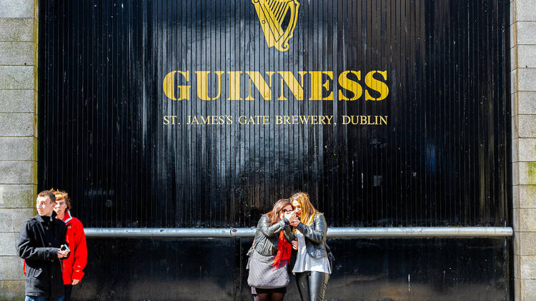 Dublin,,Ireland,-,April,22,,2016:,Street,View,Of,People