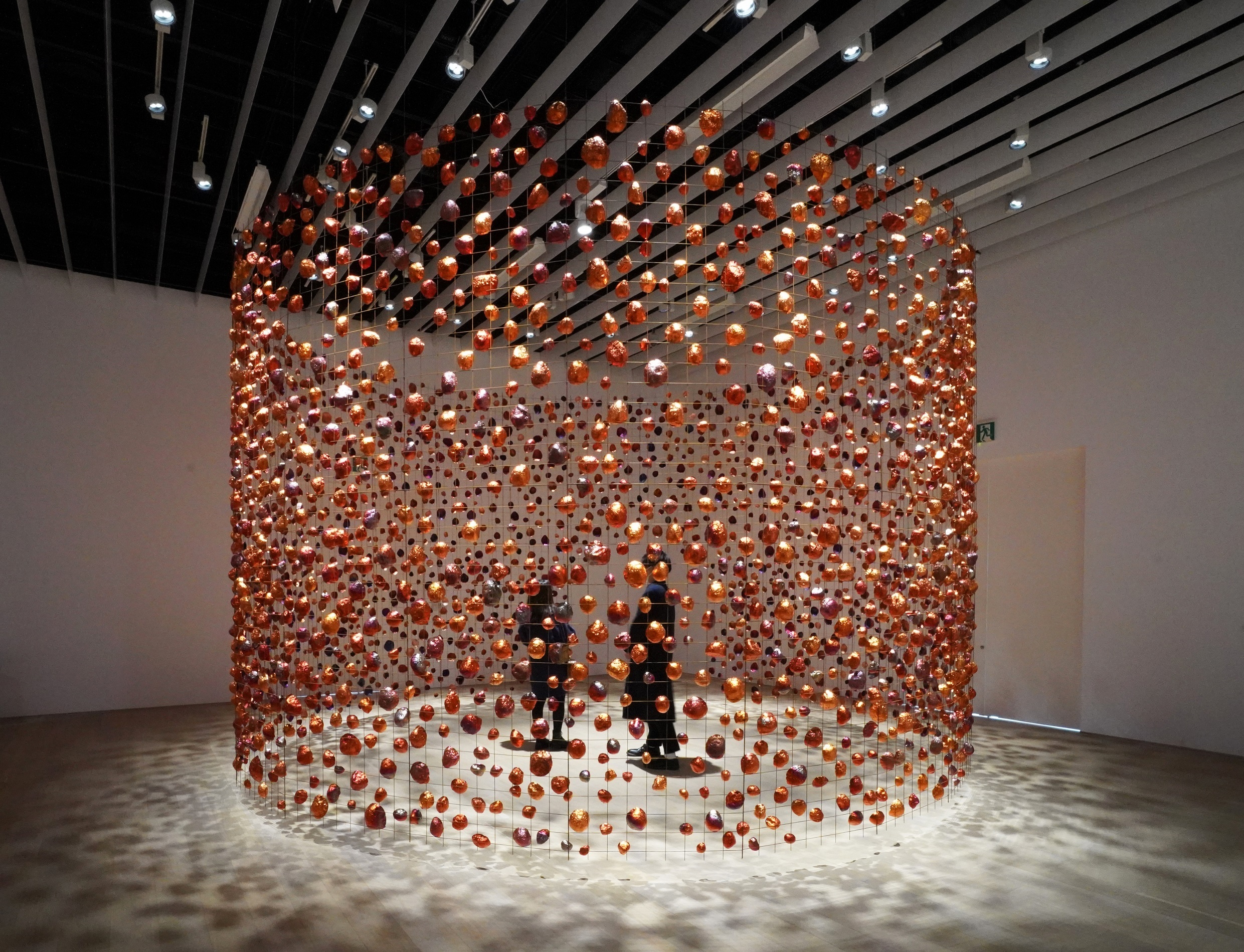 クリスタルガラスのアート作品 映る オベリスクの先頭に地球儀が