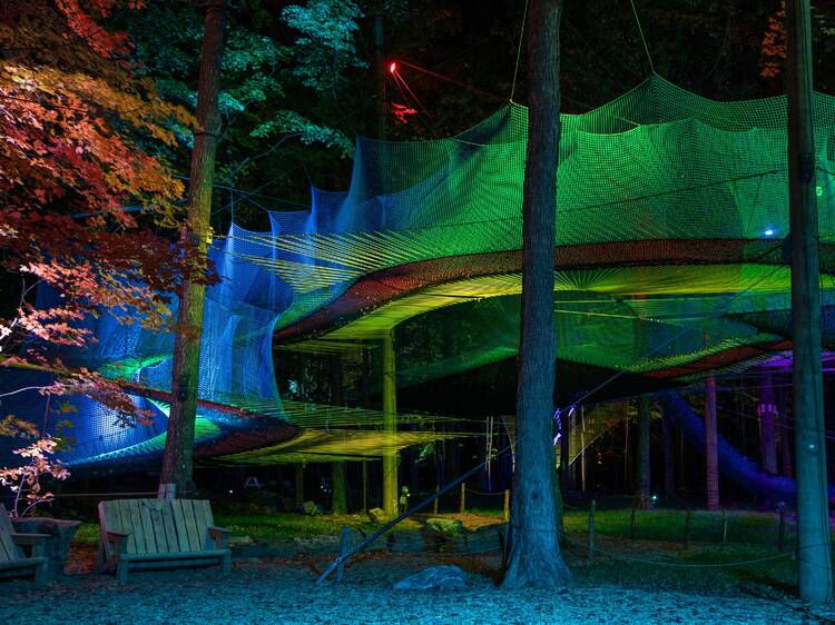 Sautez dans la plus grande trampoline extérieure en Amérique du Nord la nuit