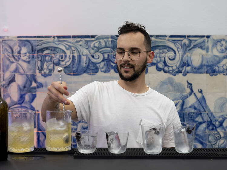 Pedro Duarte, do hotel Wine & Books, no Porto, é o bartender do ano