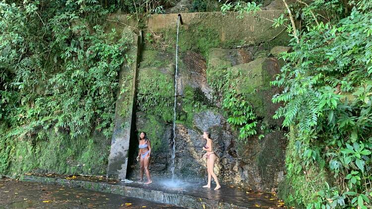 Tomar banho em duchas naturais