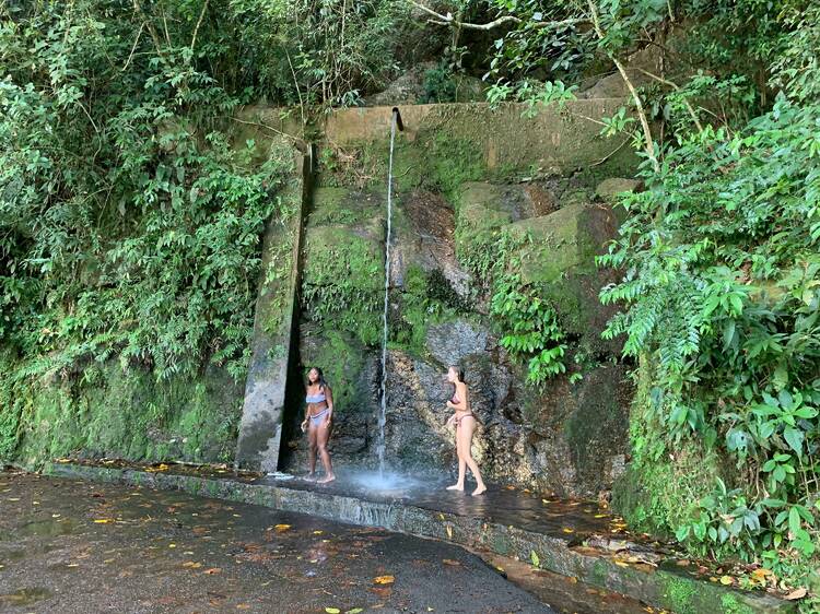 Tomar uma chuveirada ao ar livre