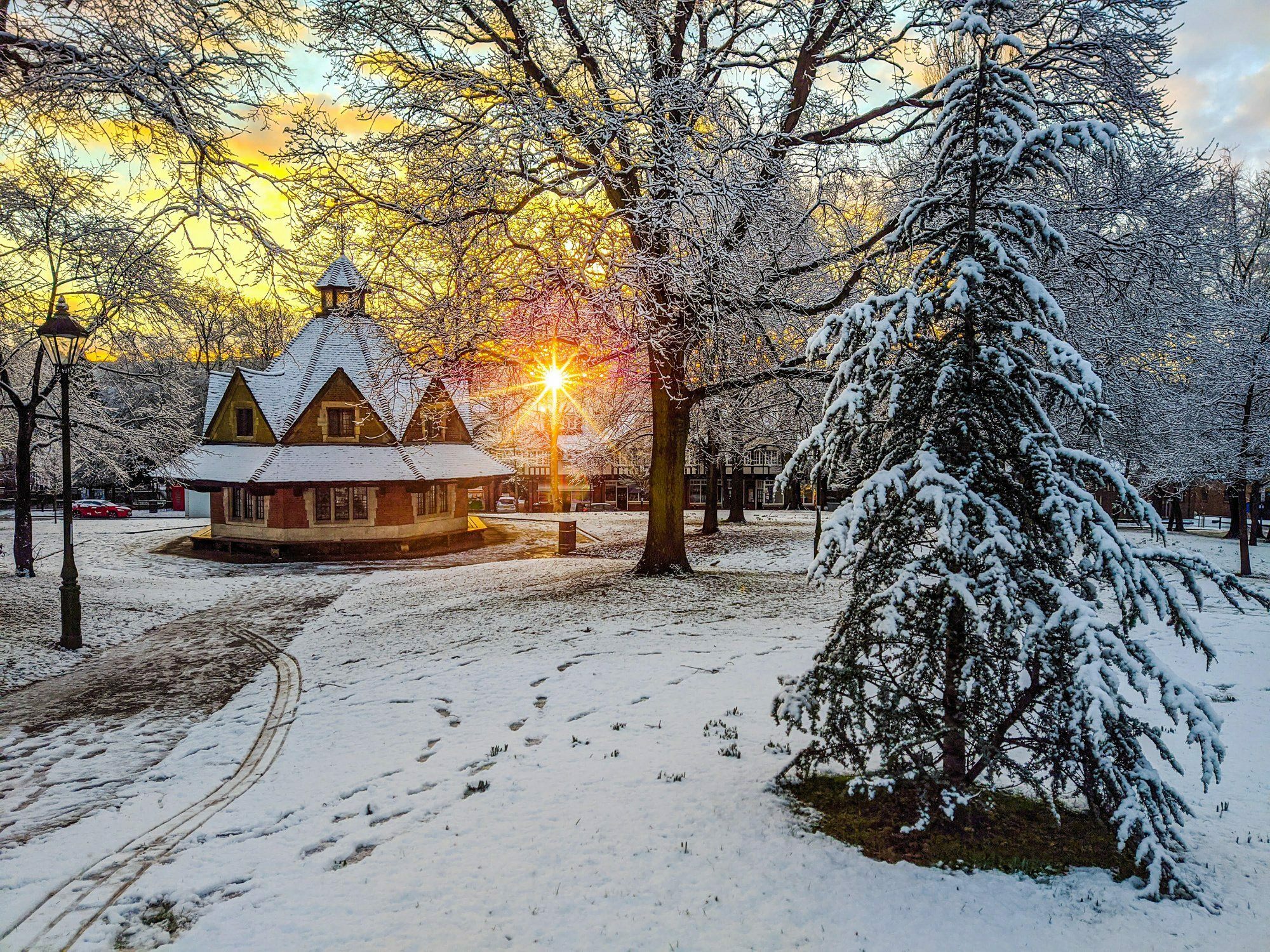10 Best Christmas Towns in the UK For A Festive Trip